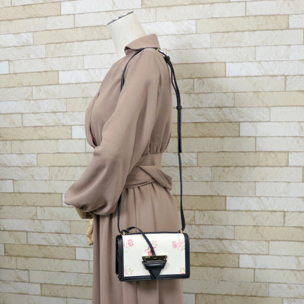 Pre-Owned White Flower Pattern Shoulder Bag K525