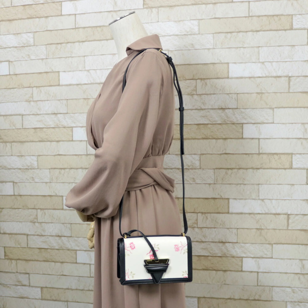 Pre-Owned White Flower Pattern Shoulder Bag K525