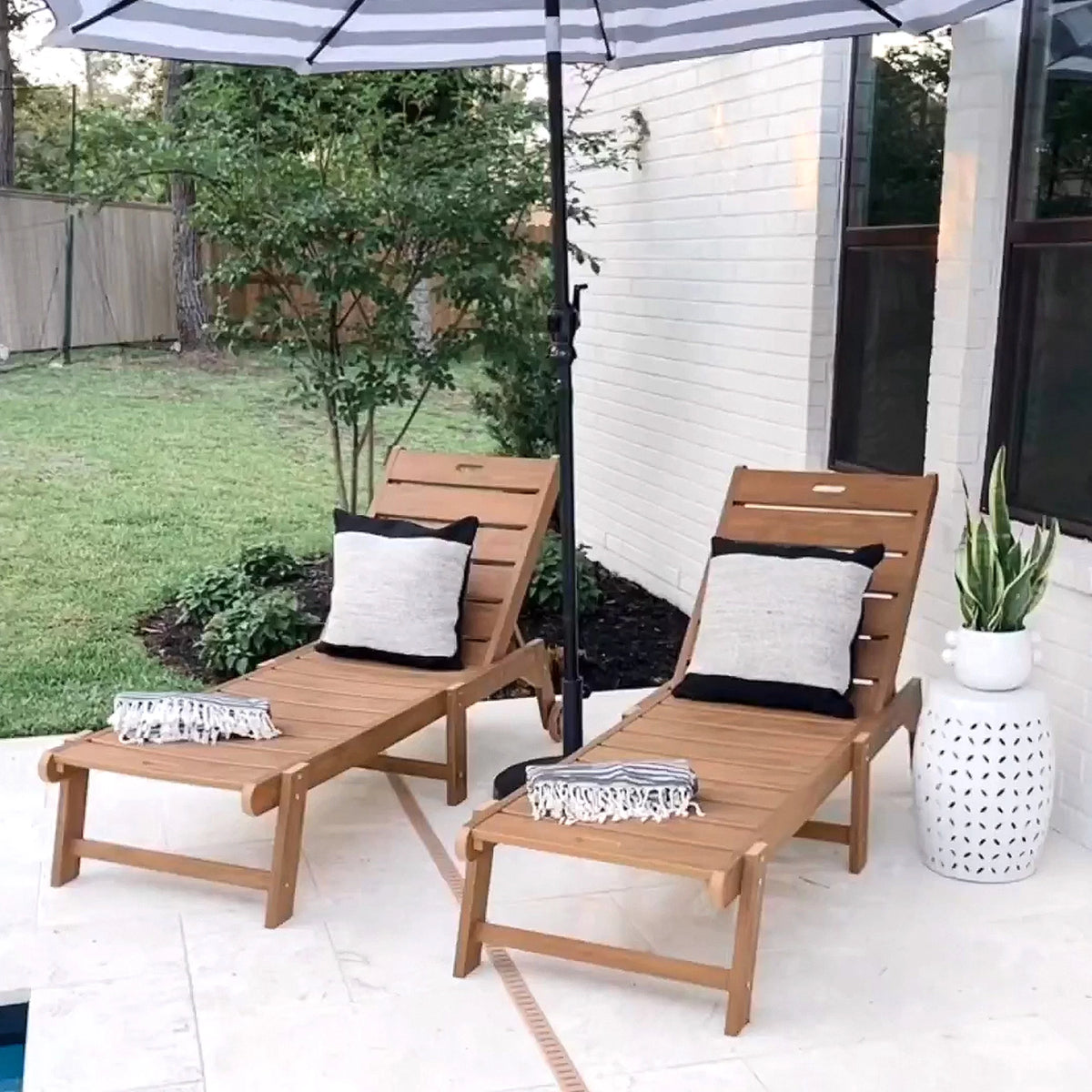 Brown Weather Resistant Poly Resin Chaise Lounge Chair with Wheel U773
