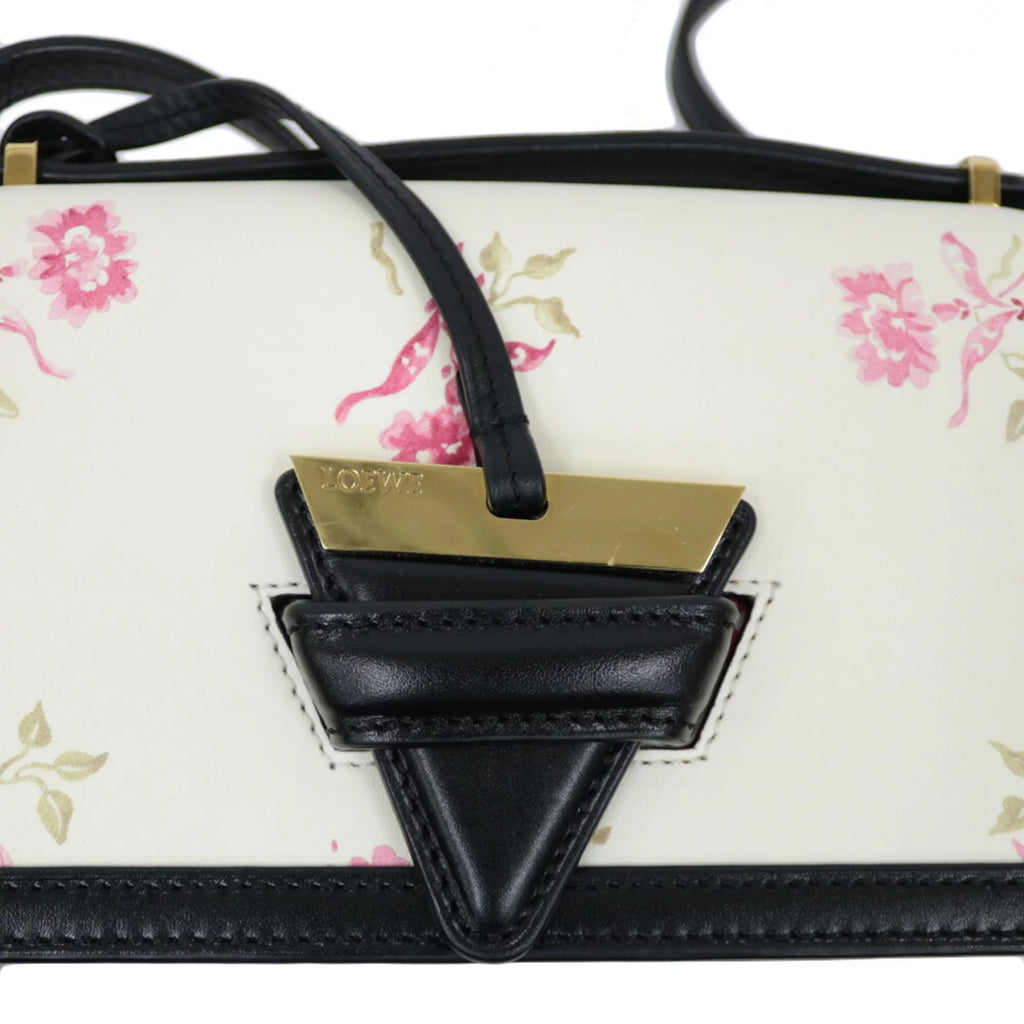 Pre-Owned White Flower Pattern Shoulder Bag K525